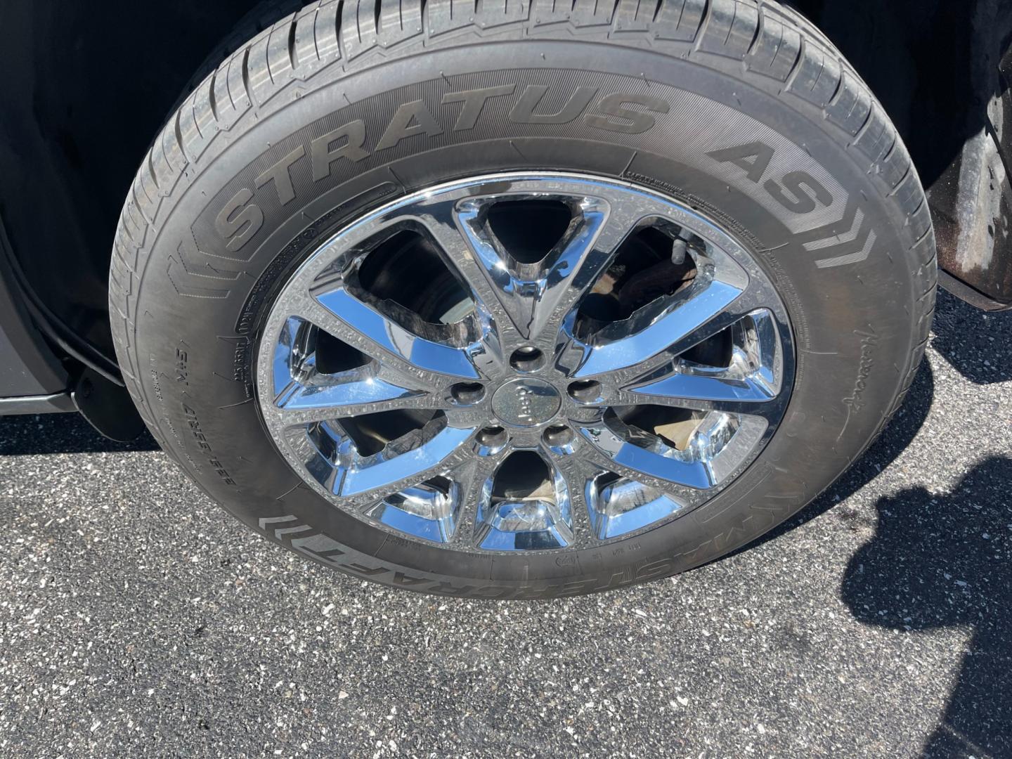 2016 Blue /Black Jeep Cherokee Latitude 4WD (1C4PJMCS1GW) with an 3.2L V6 DOHC 24V engine, 9-Speed Automatic transmission, located at 11115 Chardon Rd. , Chardon, OH, 44024, (440) 214-9705, 41.580246, -81.241943 - Photo#24